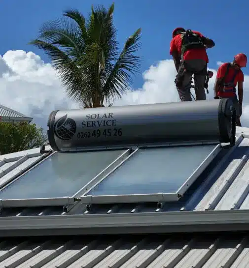 Techniciens installant un chauffe-eau solaire Solar Service sur un toit à La Réunion