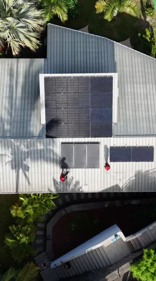 installation photovoltaique sur toit en tole a la reunion