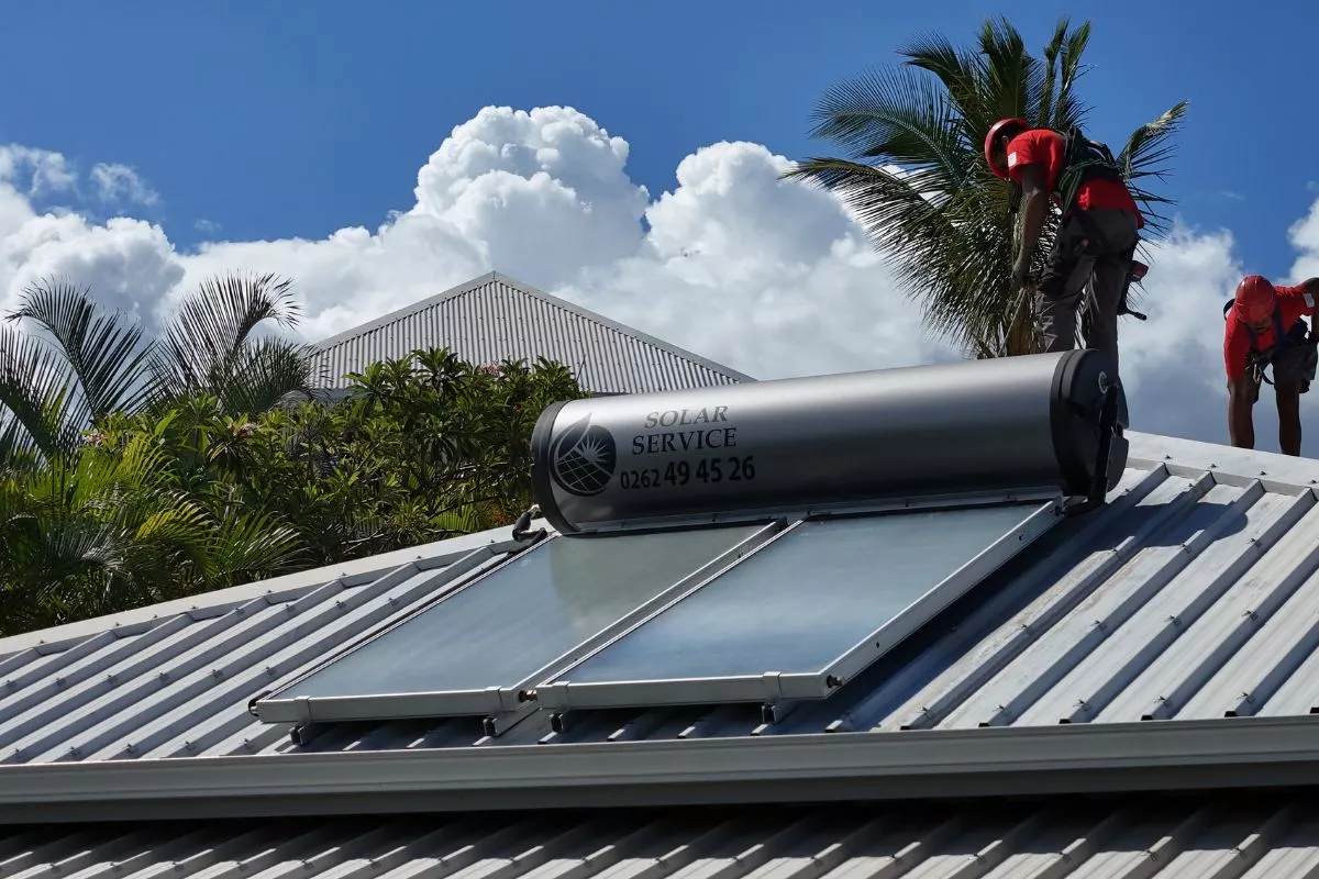 Capteurs plans vitrés de chauffe-eau solaire installés sur une toiture à La Réunion