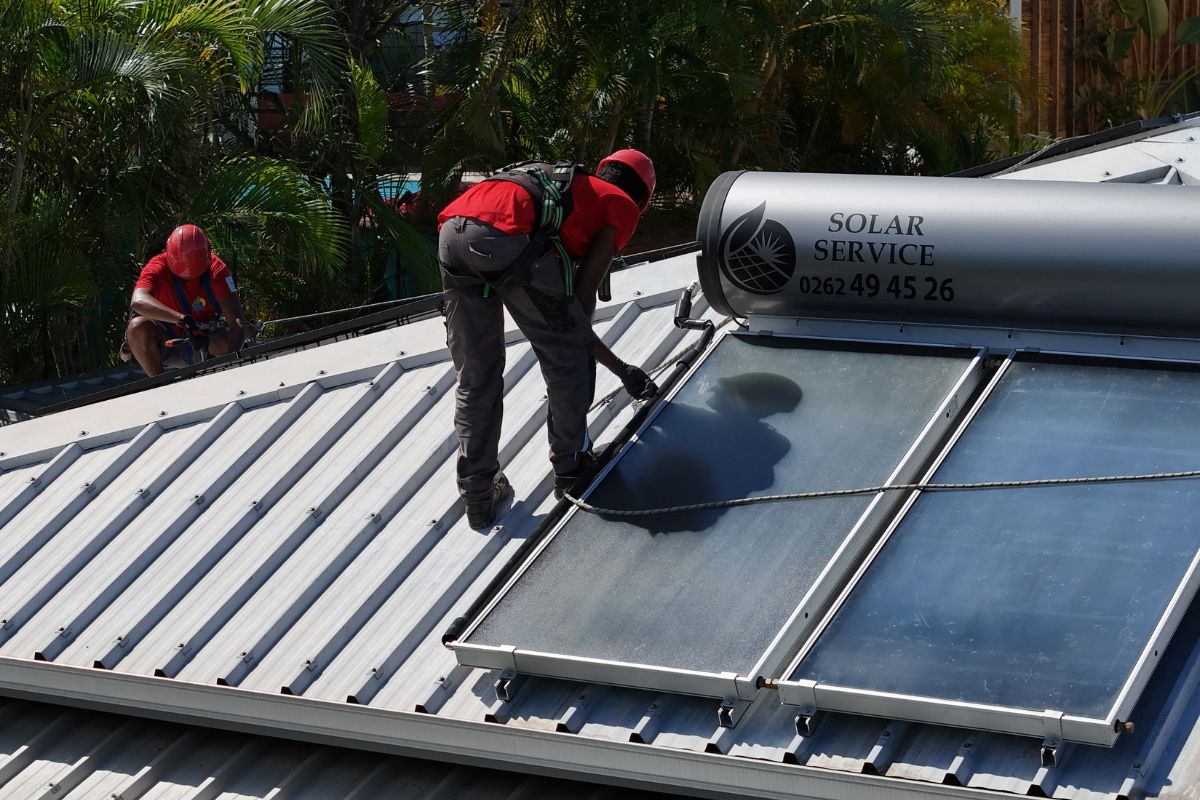Chauffe-eau solaire installé sur toiture à La Réunion, capteurs plans vitrés et ballon horizontal