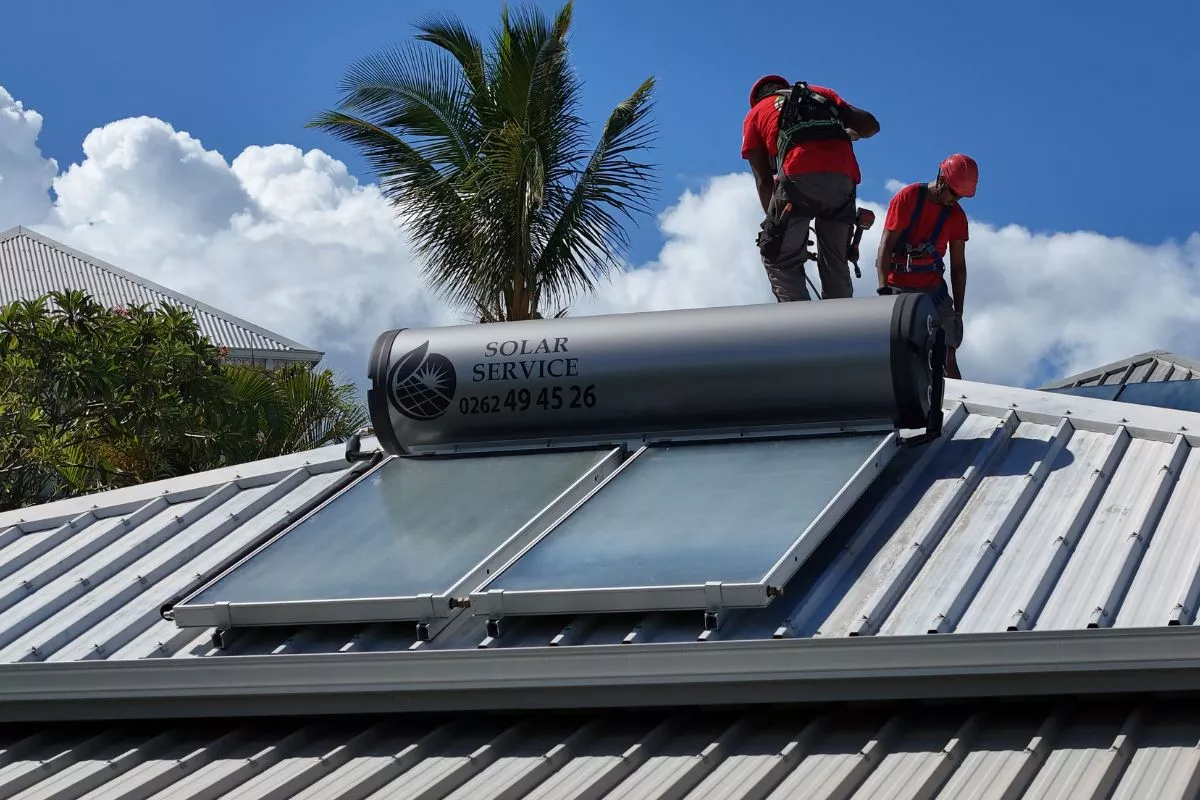 Techniciens Solar Service installant un chauffe-eau solaire en toiture à La Réunion