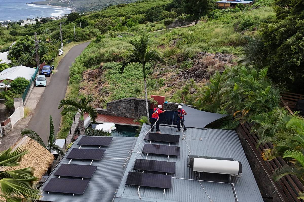 Panneaux solaires Réunion installés sur un toit avec vue sur l’océan