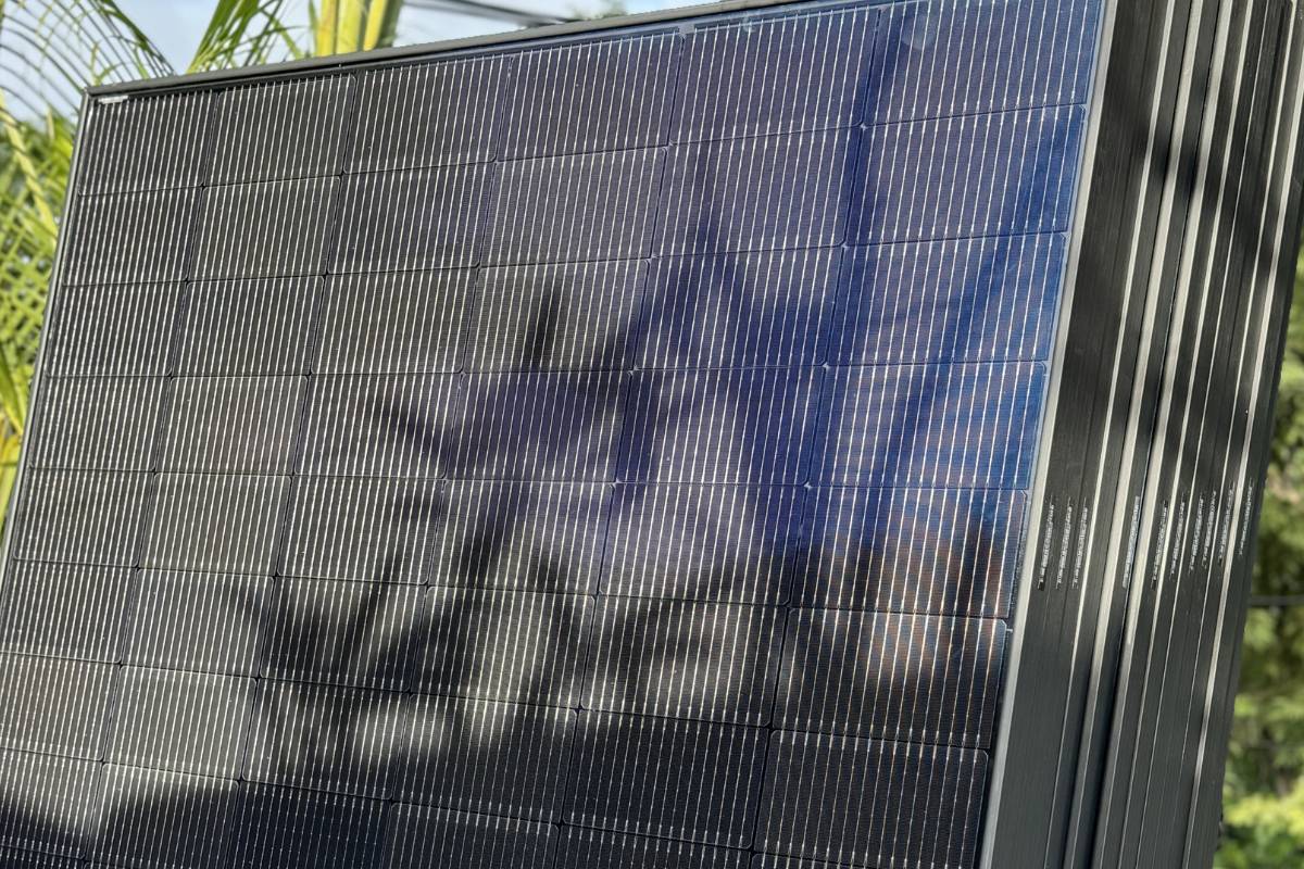 Panneaux solaires Réunion en gros plan, cellules monocristallines