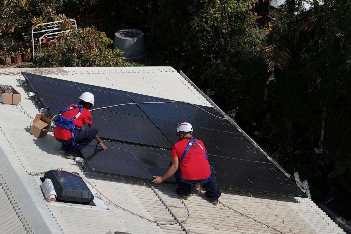Équipe Solar Service posant des panneaux solaires sur une toiture à La Réunion