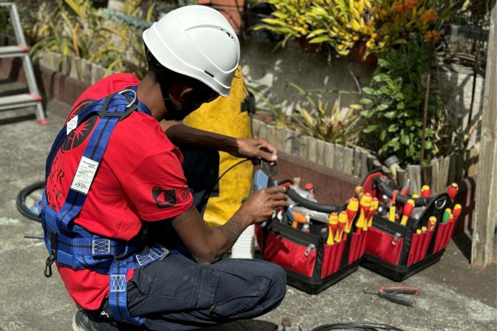 Technicien Solar Service préparant les outils et câbles