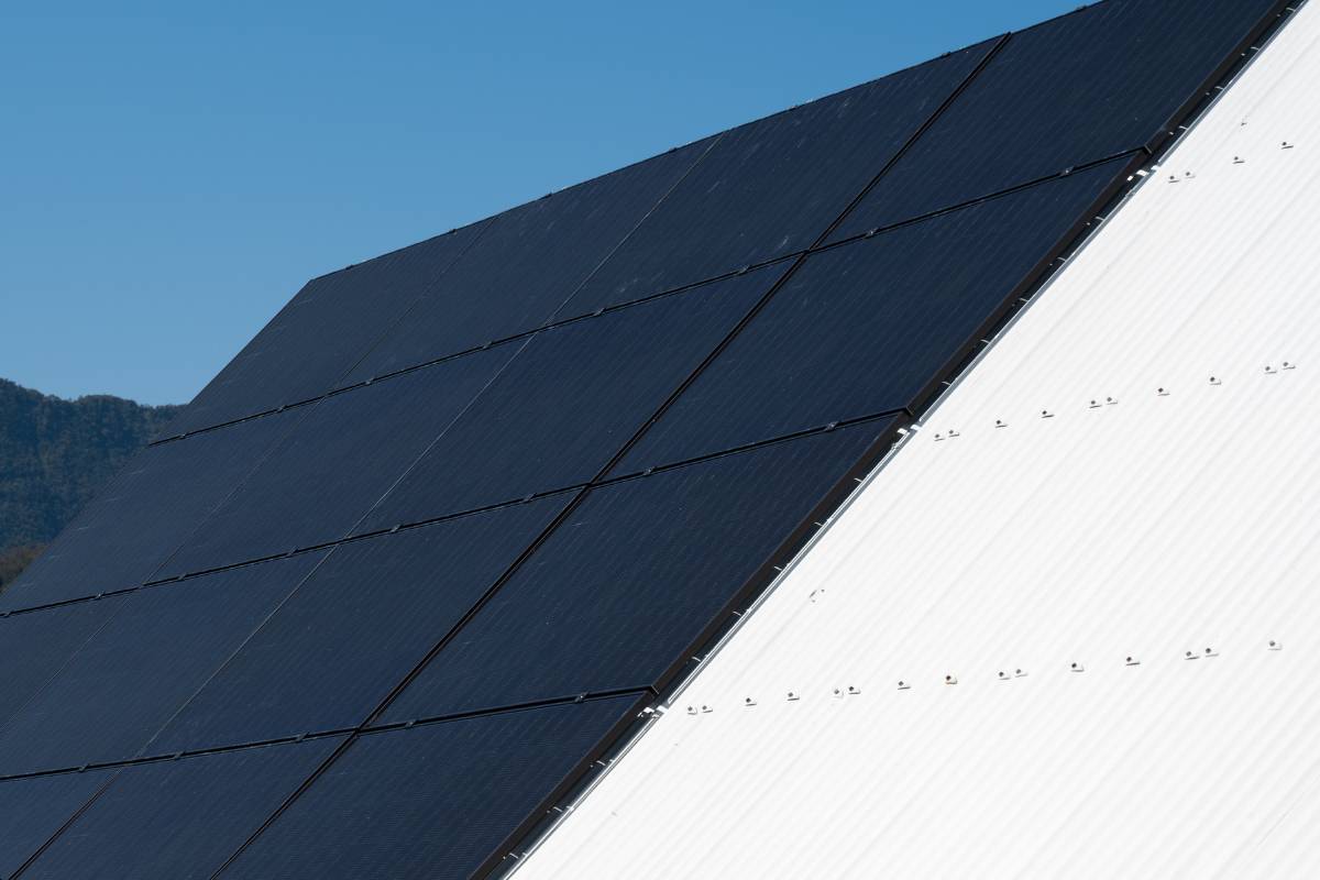 Toiture équipée de panneaux solaires photovoltaïques à La Réunion sous ciel bleu