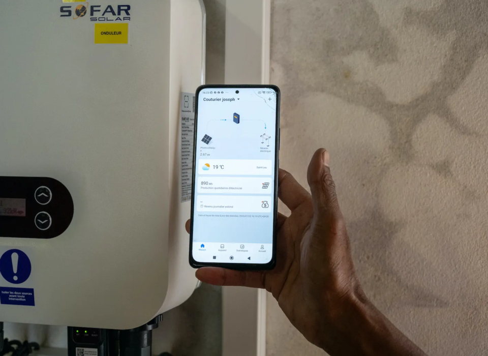 Application de monitoring solaire sur smartphone pour suivre sa production photovoltaïque à La Réunion.