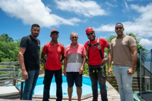 Client réunionnais satisfait consultant ses économies d'énergie sur son application de suivi solaire.