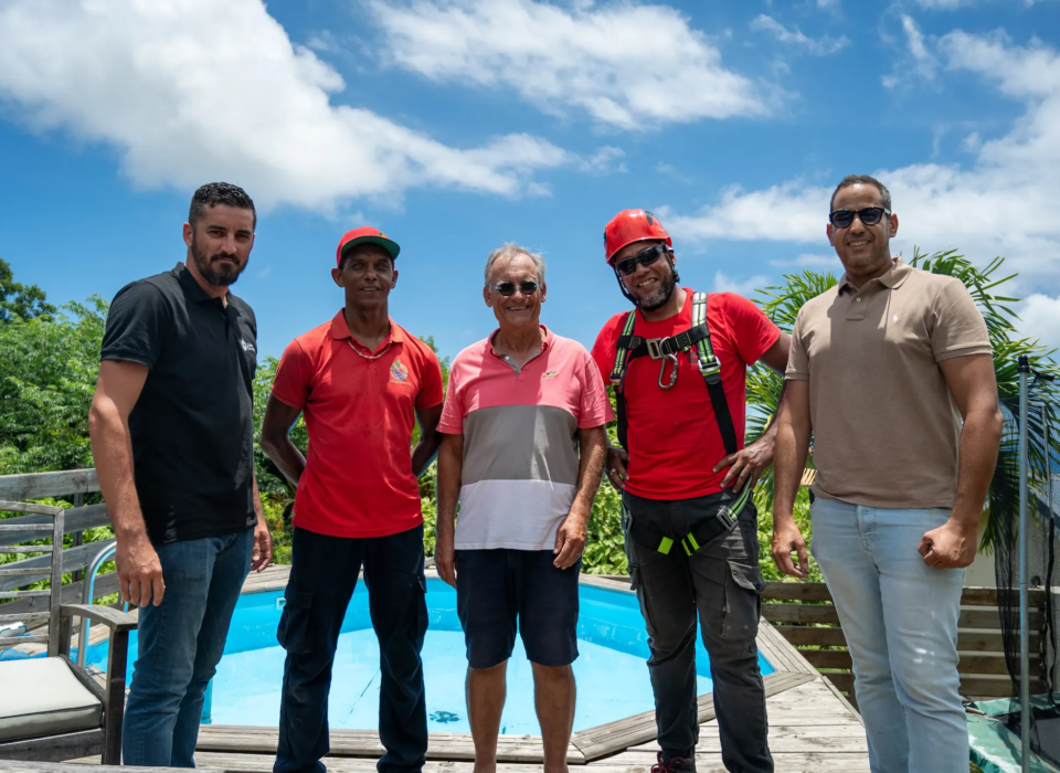 Client réunionnais satisfait consultant ses économies d'énergie sur son application de suivi solaire.