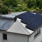 Exemple de différence sur un toit à La Réunion entre un panneau solaire pour l'eau chaude et des panneaux photovoltaïques