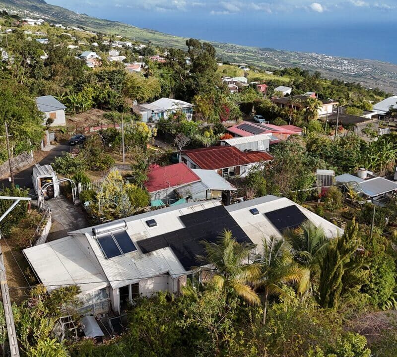 Installation de panneaux photovoltaïques sur une toiture en tôle à La Réunion, orientée Nord pour un rendement écologique maximum.