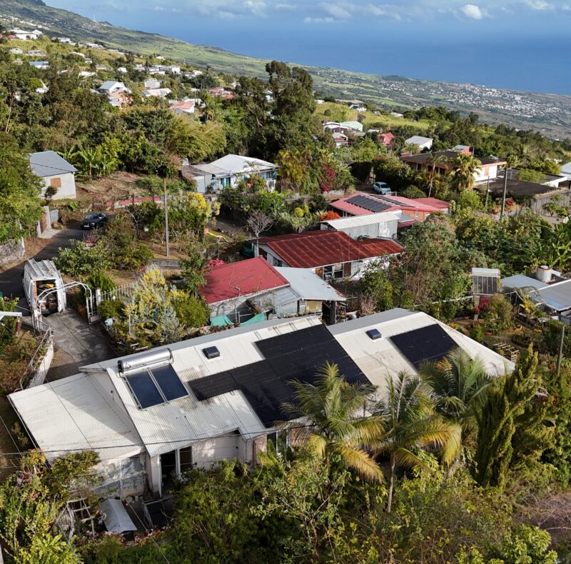 Pour accompagner ton article sur l'emplacement écologique, l'image idéale doit montrer une intégration harmonieuse sur toiture avec une vue dégagée, illustrant à la fois l'aspect technique (ventilation) et l'aspect local (paysage réunionnais). Voici les balises optimisées pour ton image : Optimisation SEO de l'image "Emplacement Écologique" Nom du fichier (URL) : emplacement-ecologique-panneaux-solaires-reunion.jpg Pourquoi : Contient tes mots-clés principaux : emplacement, écologique, panneaux solaires, Réunion. Texte Alternatif (Alt) : Installation de panneaux photovoltaïques sur une toiture en tôle à La Réunion, orientée Nord pour un rendement écologique maximum.