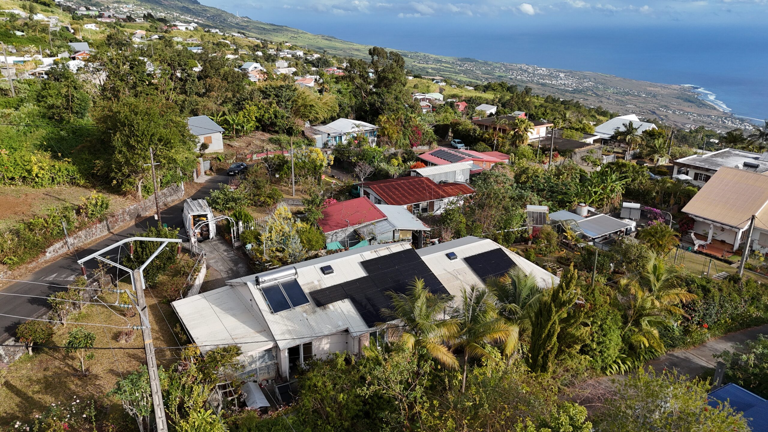 Pour accompagner ton article sur l'emplacement écologique, l'image idéale doit montrer une intégration harmonieuse sur toiture avec une vue dégagée, illustrant à la fois l'aspect technique (ventilation) et l'aspect local (paysage réunionnais). Voici les balises optimisées pour ton image : Optimisation SEO de l'image "Emplacement Écologique" Nom du fichier (URL) : emplacement-ecologique-panneaux-solaires-reunion.jpg Pourquoi : Contient tes mots-clés principaux : emplacement, écologique, panneaux solaires, Réunion. Texte Alternatif (Alt) : Installation de panneaux photovoltaïques sur une toiture en tôle à La Réunion, orientée Nord pour un rendement écologique maximum.
