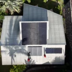 Expert Solar Service effectuant l'entretien d'un panneau photovoltaïque à Saint-Leu Réunion.