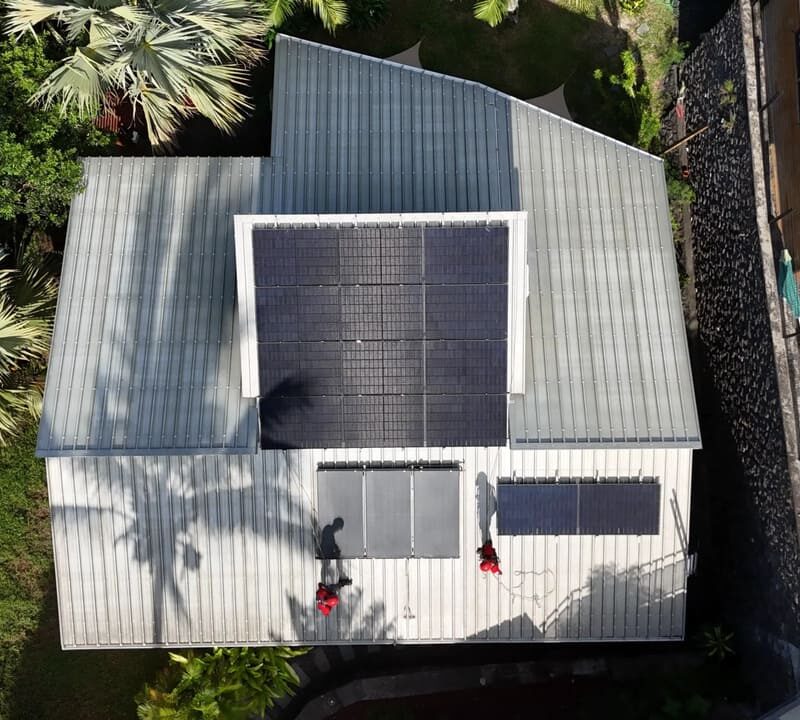 Expert Solar Service effectuant l'entretien d'un panneau photovoltaïque à Saint-Leu Réunion.