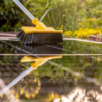 Nettoyage d’un panneau photovoltaïque à La Réunion pour optimiser sa durée de vie et son rendement