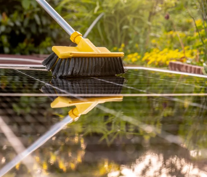 Nettoyage d’un panneau photovoltaïque à La Réunion pour optimiser sa durée de vie et son rendement