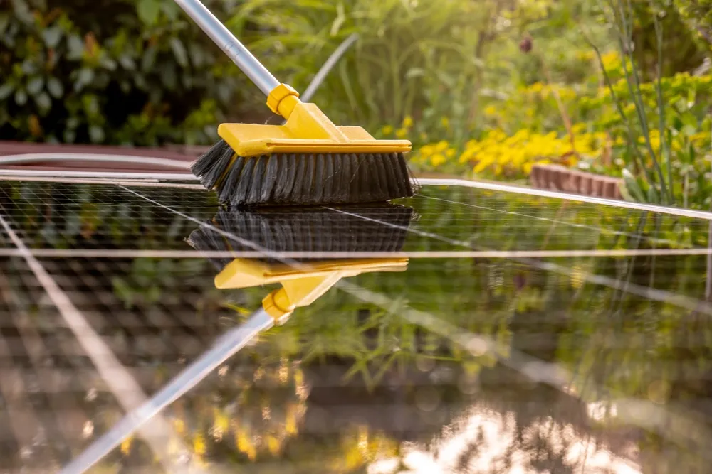Nettoyage d’un panneau photovoltaïque à La Réunion pour optimiser sa durée de vie et son rendement