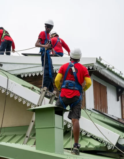 Équipe de poseurs de chauffe-eau solaire Solar Service en intervention à La Réunion.