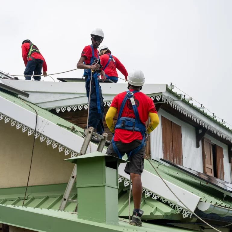 Équipe de poseurs de chauffe-eau solaire Solar Service en intervention à La Réunion.