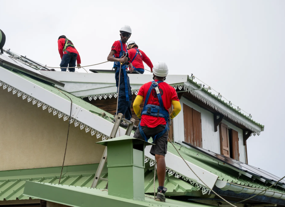 Équipe de poseurs de chauffe-eau solaire Solar Service en intervention à La Réunion.