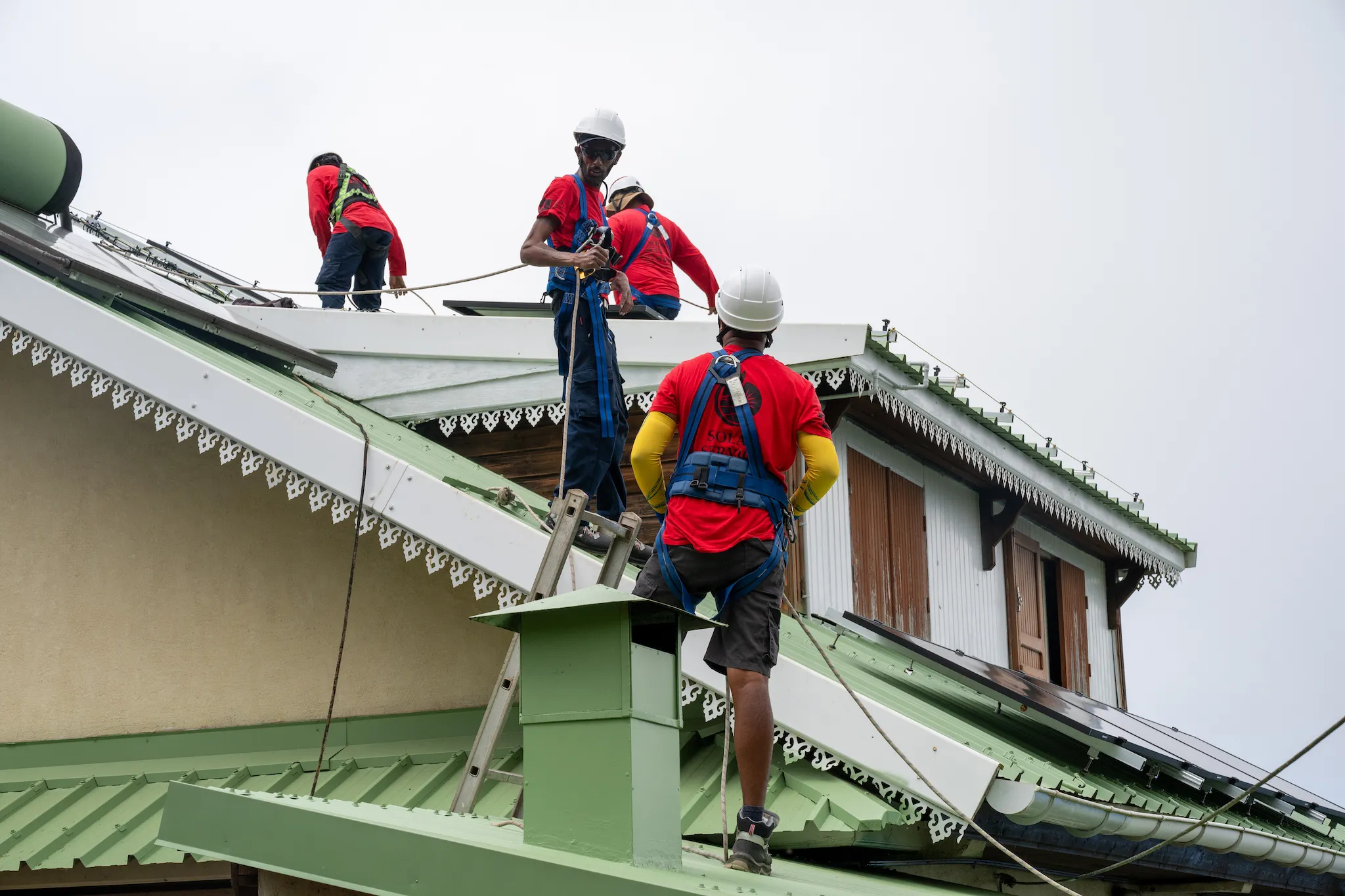 Équipe de poseurs de chauffe-eau solaire Solar Service en intervention à La Réunion.