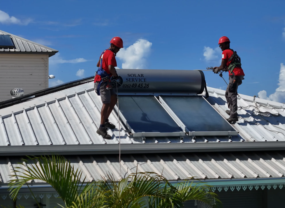 Installation de chauffe-eau solaire par les techniciens Solar Service à La Réunion