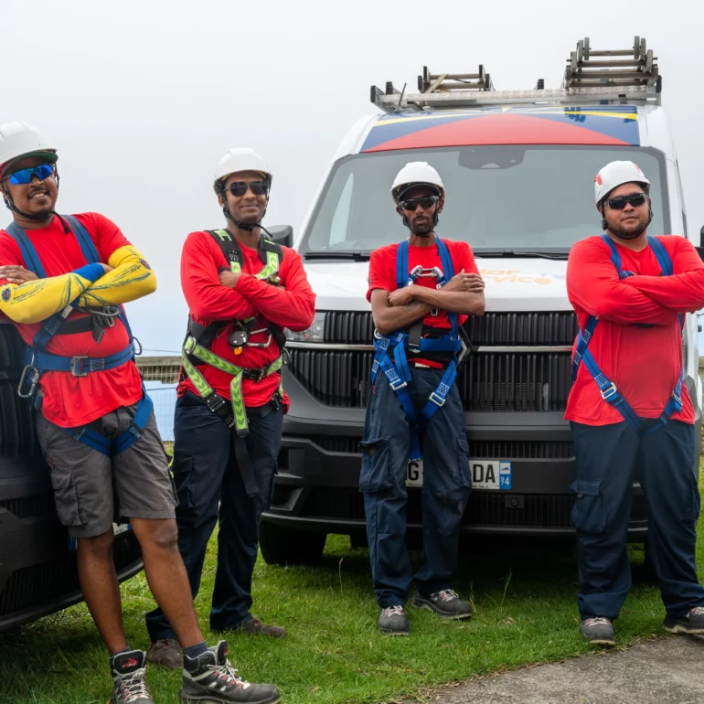 Poseurs certifiés installant des panneaux photovoltaïques sur un toit à La Réunion.