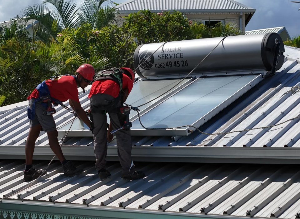 Calcul du reste à charge pour un chauffe-eau solaire avec les aides EDF et Région à La Réunion