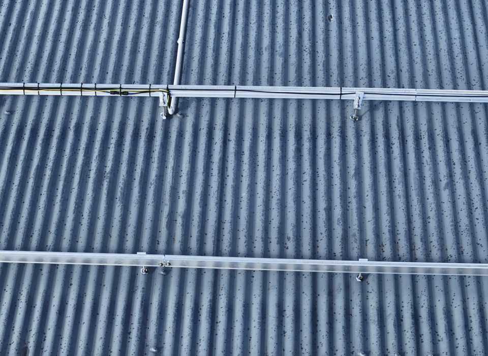 Système de fixation rails renforcés pour panneaux photovoltaiques certifié normes cycloniques 974.