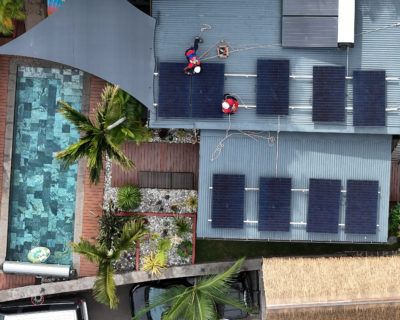 Installation de panneaux photovoltaïques sur une toiture à La Réunion avec exposition optimale au soleil