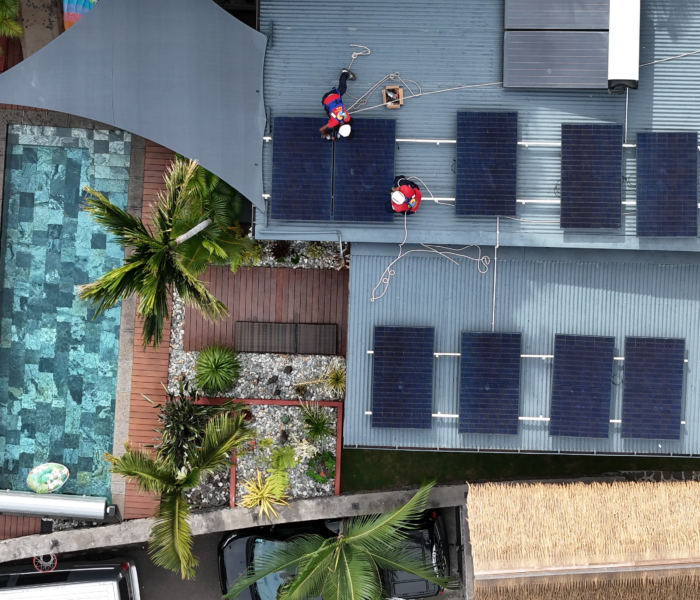 Installation de panneaux photovoltaïques sur une toiture à La Réunion avec exposition optimale au soleil