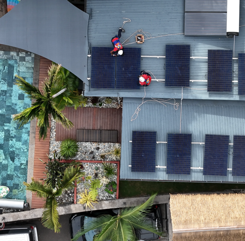 Installation de panneaux photovoltaïques sur une toiture à La Réunion avec exposition optimale au soleil