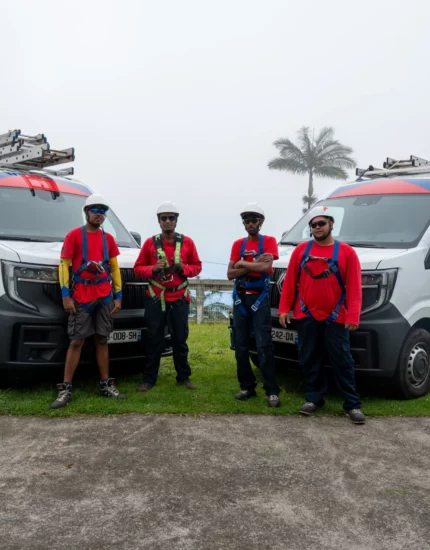 Installateur professionnel de panneaux solaires en intervention sur une toiture à Saint-Pierre, La Réunion.