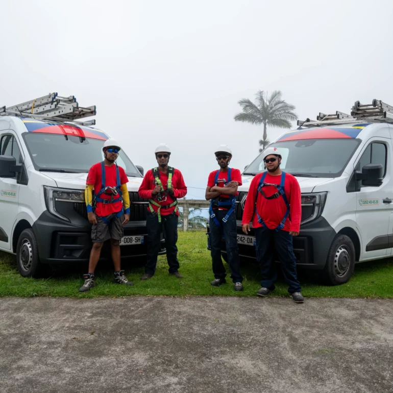 Installateur professionnel de panneaux solaires en intervention sur une toiture à Saint-Pierre, La Réunion.