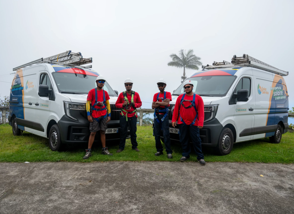 Installateur professionnel de panneaux solaires en intervention sur une toiture à Saint-Pierre, La Réunion.