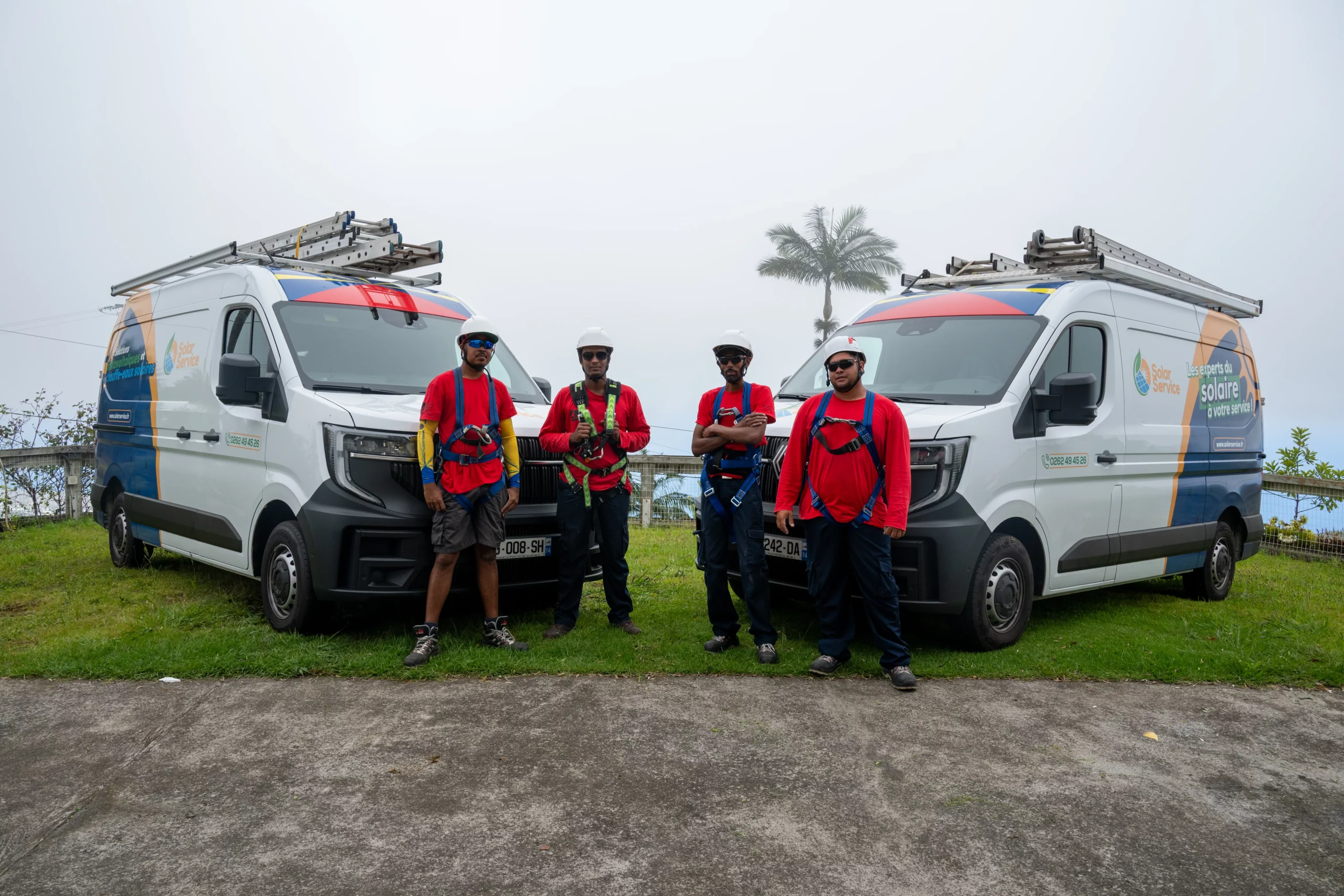 Installateur professionnel de panneaux solaires en intervention sur une toiture à Saint-Pierre, La Réunion.