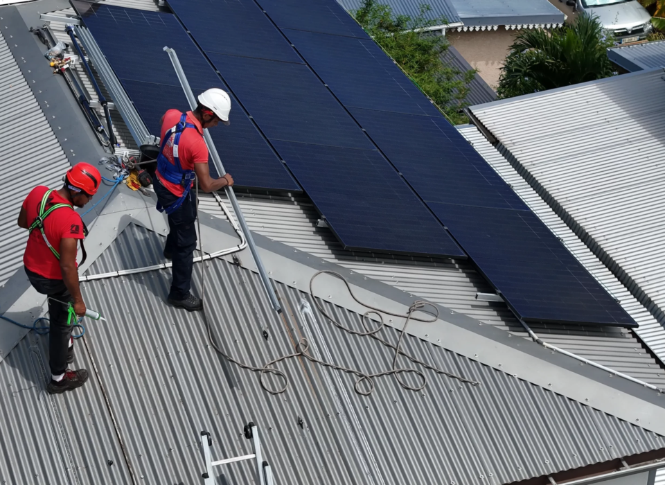 Pose de panneaux photovoltaïques en autoconsommation sur une maison à La Réunion par Solar Service