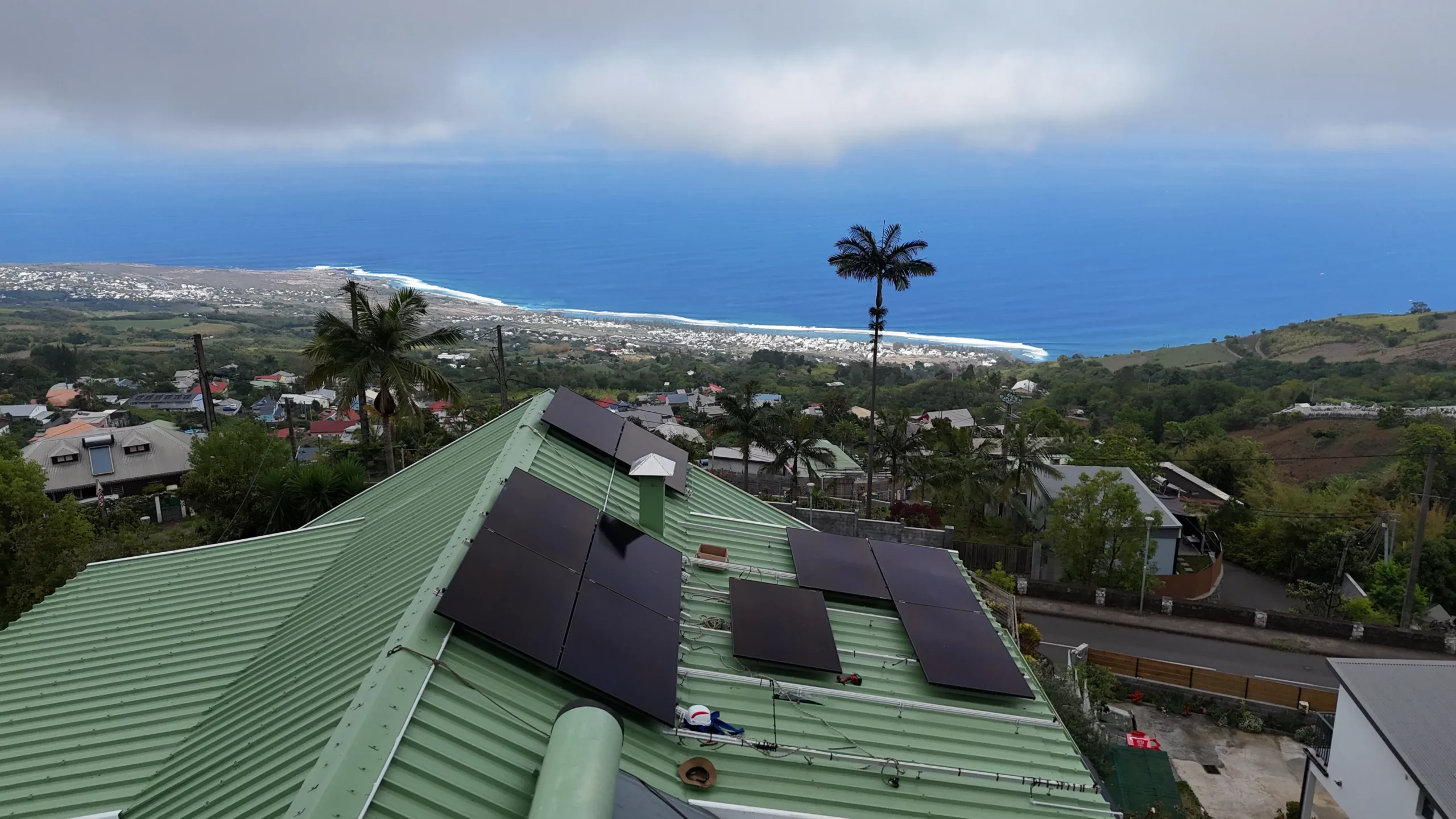 Pose de panneaux photovoltaïques Solar Service sur une toiture à Saint-Leu, La Réunion.