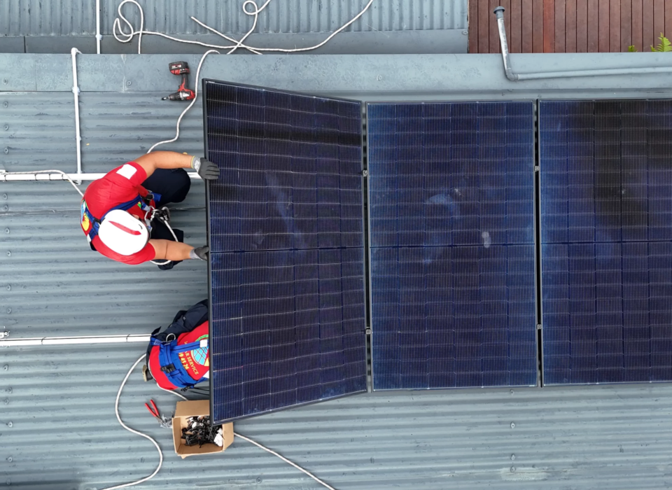Équipements photovoltaiques résistants aux cyclones et à la corrosion saline à La Réunion.