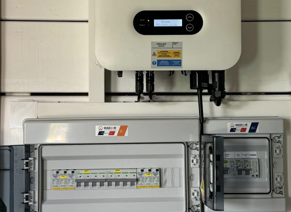 Onduleur et système de gestion d'énergie pour installation photovoltaïque à La Réunion.
