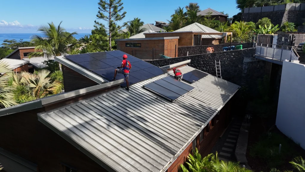 Maison individuelle équipée de panneaux photovoltaïques en autoconsommation à La Réunion.