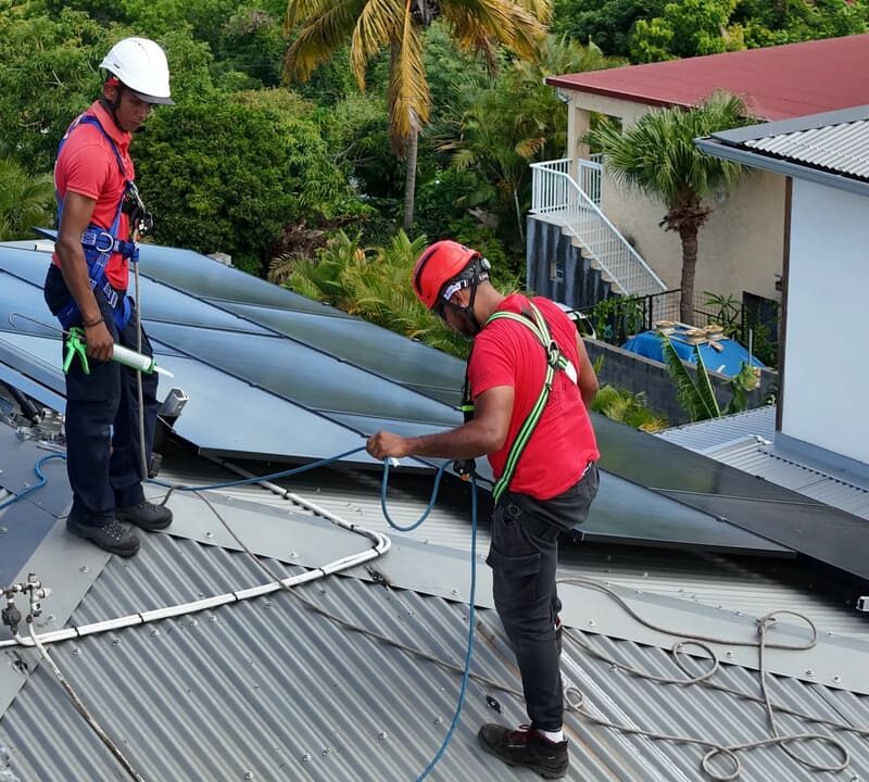 Système de surélévation aéraulique pour refroidissement des panneaux solaires sur toiture en tôle à La Réunion.