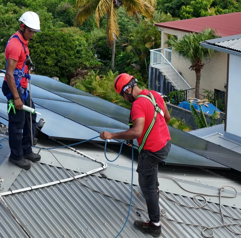 Système de surélévation aéraulique pour refroidissement des panneaux solaires sur toiture en tôle à La Réunion.
