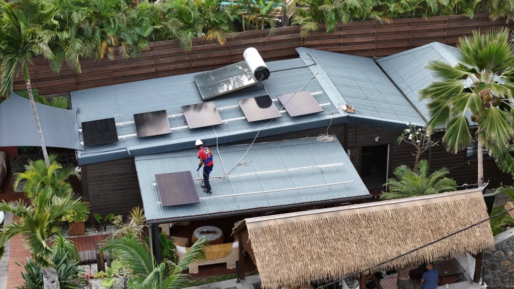 Serre agrivoltaïque protégeant une culture d’ananas à La Réunion