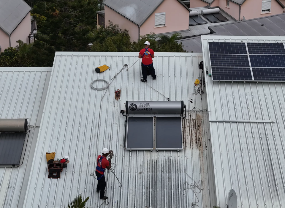Chauffe-eau solaire installé sur une toiture résidentielle à La Réunion