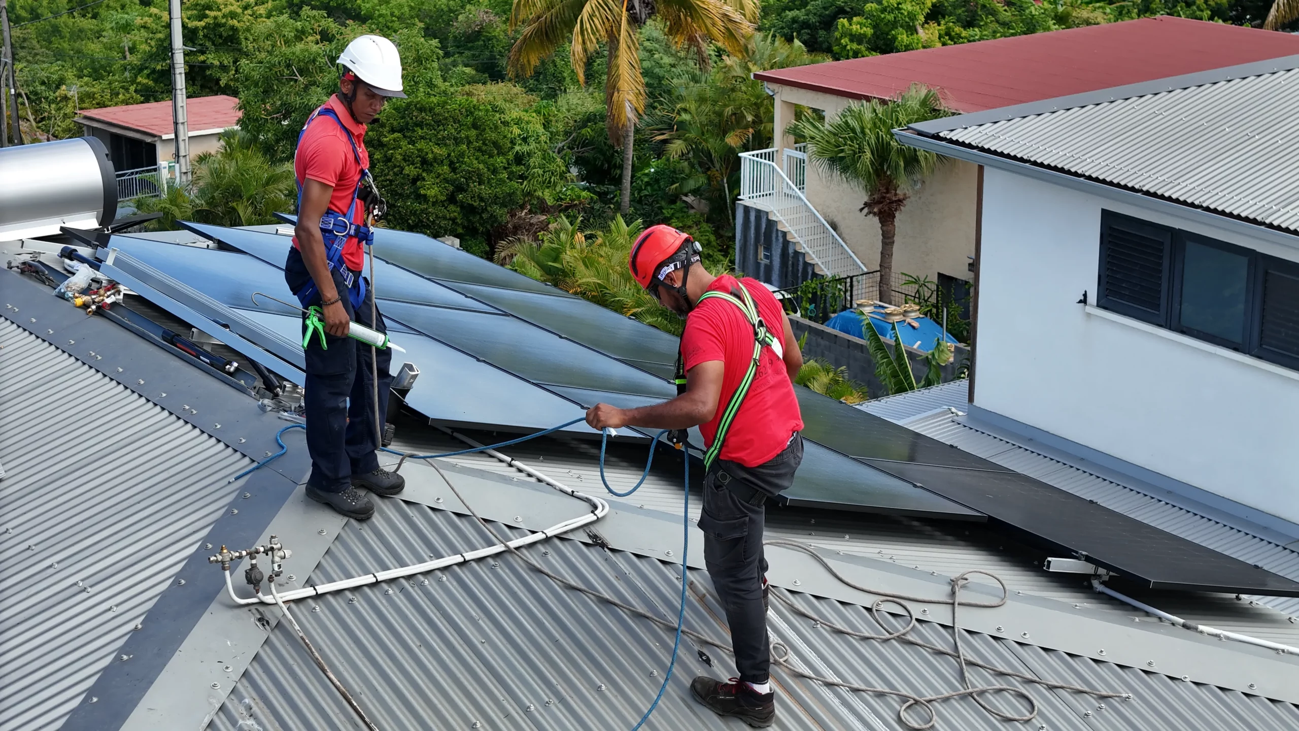 Vue de profil d'une installation solaire sur tôle avec lame d'air pour la ventilation naturelle à La Réunion.