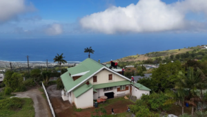 Expert Solar Service analysant la consommation en kWh d'un client à La Réunion avant installation de panneaux solaires.