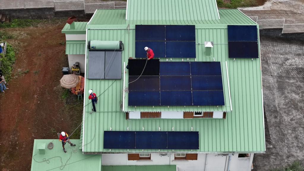 Vue verticale de l'alignement des panneaux solaires sur une toiture multi pan à La Chaloupe.