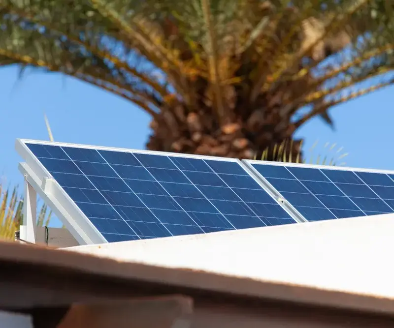 Comparatif panneaux solaires 974 : installation photovoltaïque haute performance à La Réunion en 2026.